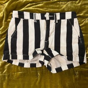 Black and white striped American Eagle high rise shortie